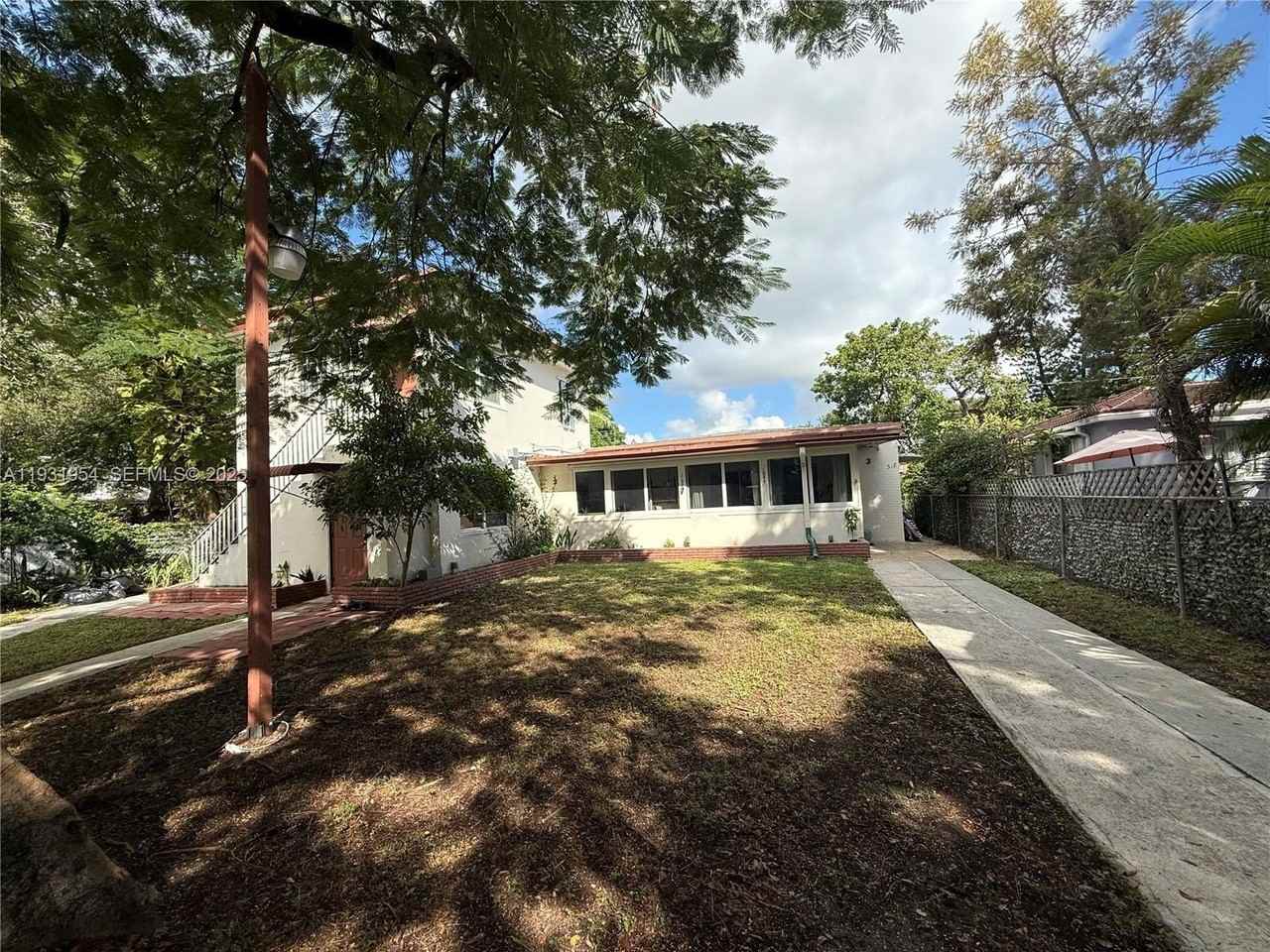 318 Sw 15th St #1 - Photo 2 of 23