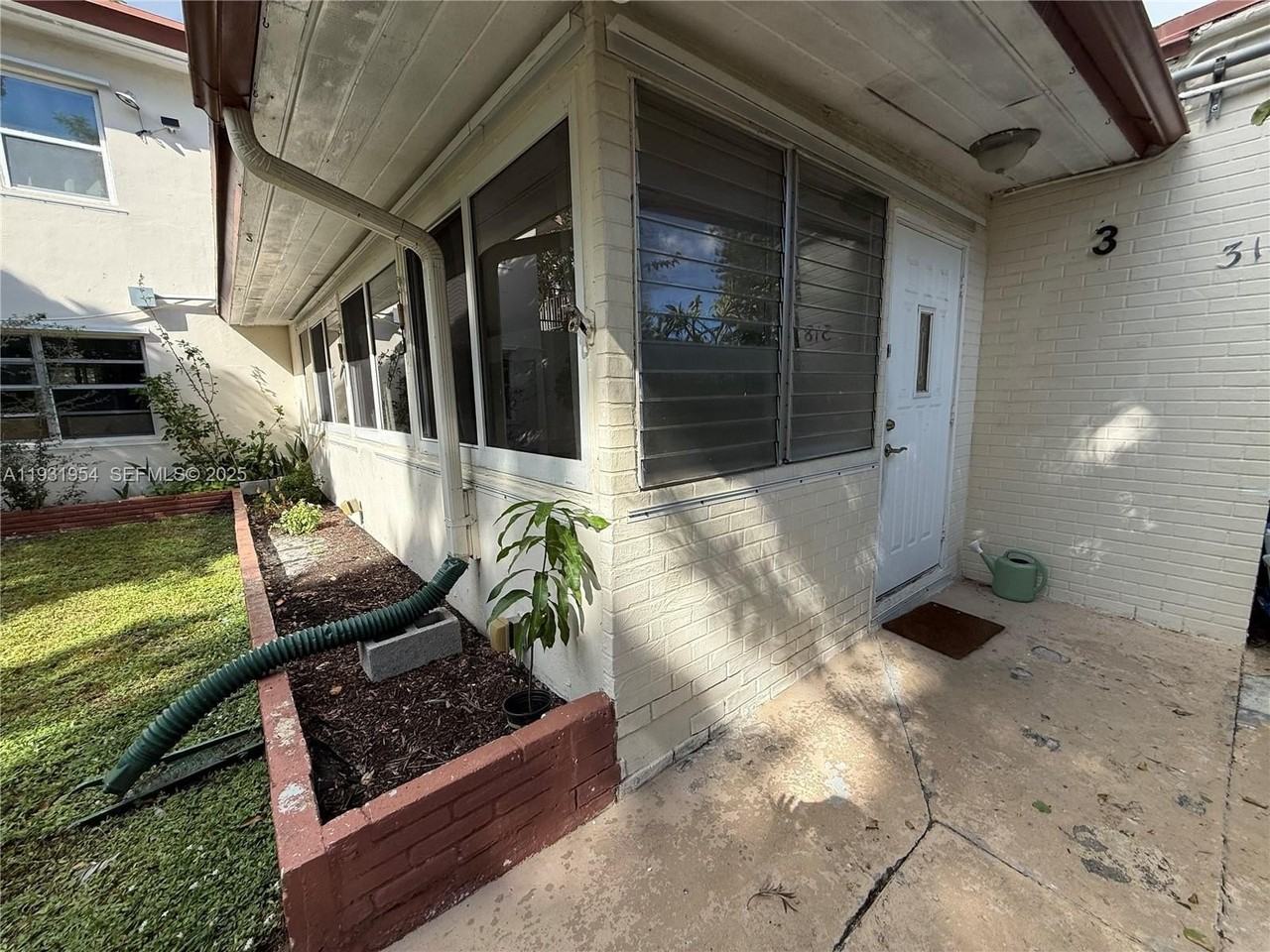 318 Sw 15th St #1 - Photo 3 of 23