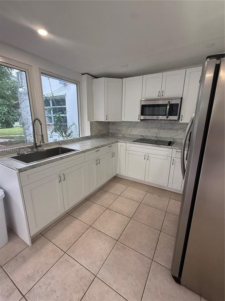 318 Sw 15th St #1 - Photo 5 of 23