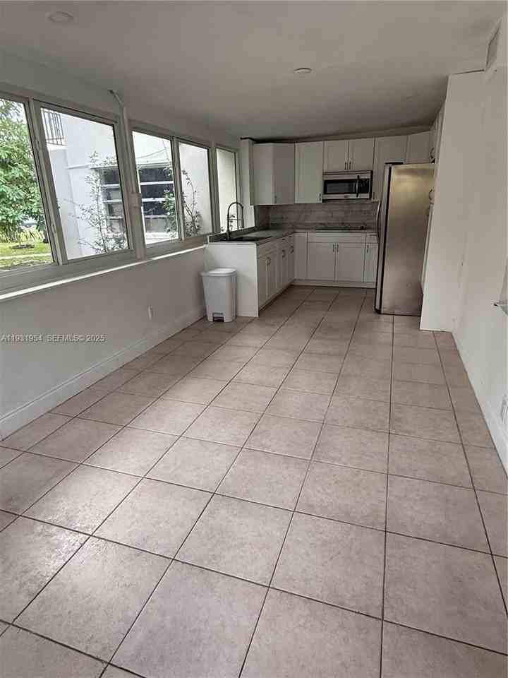 318 Sw 15th St #1 - Photo 6 of 23