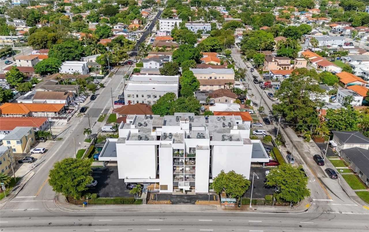 444 Sw 27th Ave #37 - Photo 3 of 18