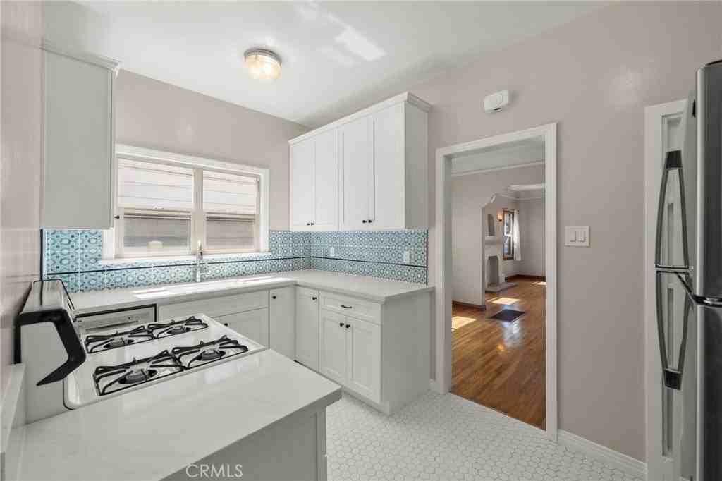 1142 Bennett Ave - Photo 6 of 23