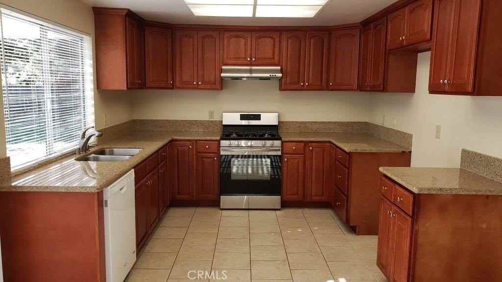 26078 Redbluff Dr - Photo 4 of 9