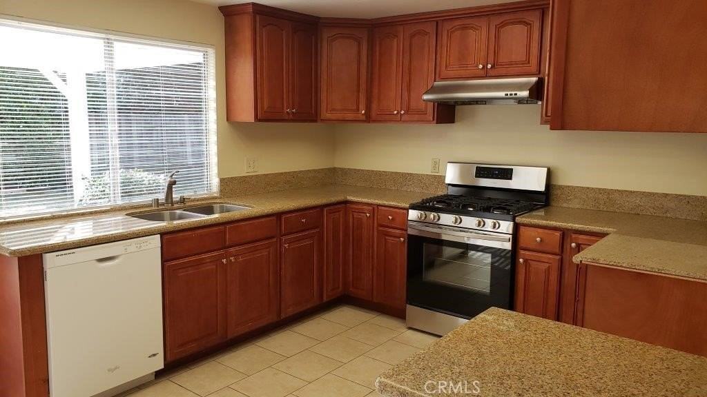 26078 Redbluff Dr - Photo 5 of 9