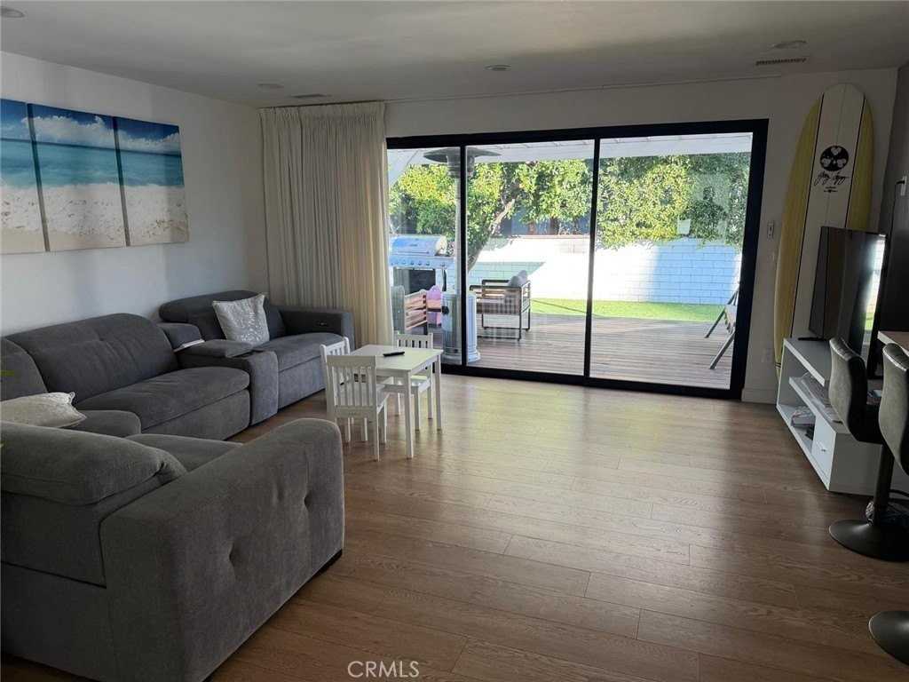 18719 Martha St - Photo 4 of 26