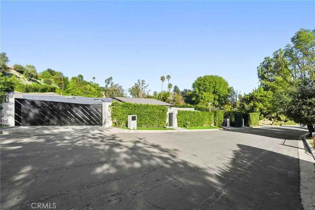 20171 Allentown Dr - Photo 2 of 50