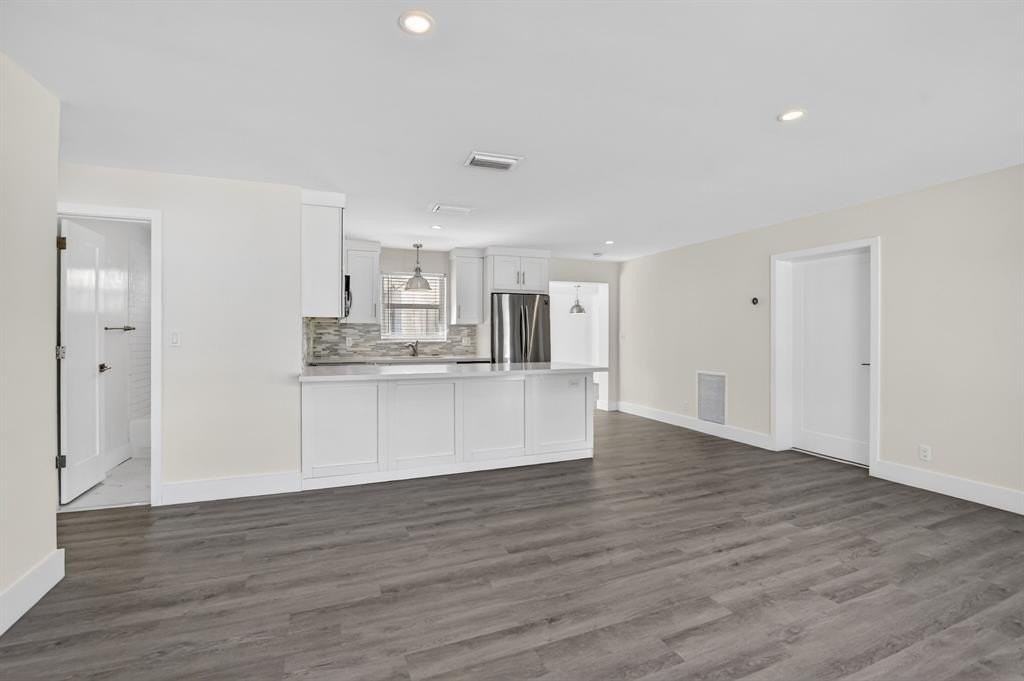 954 Se 7th St - Photo 4 of 37