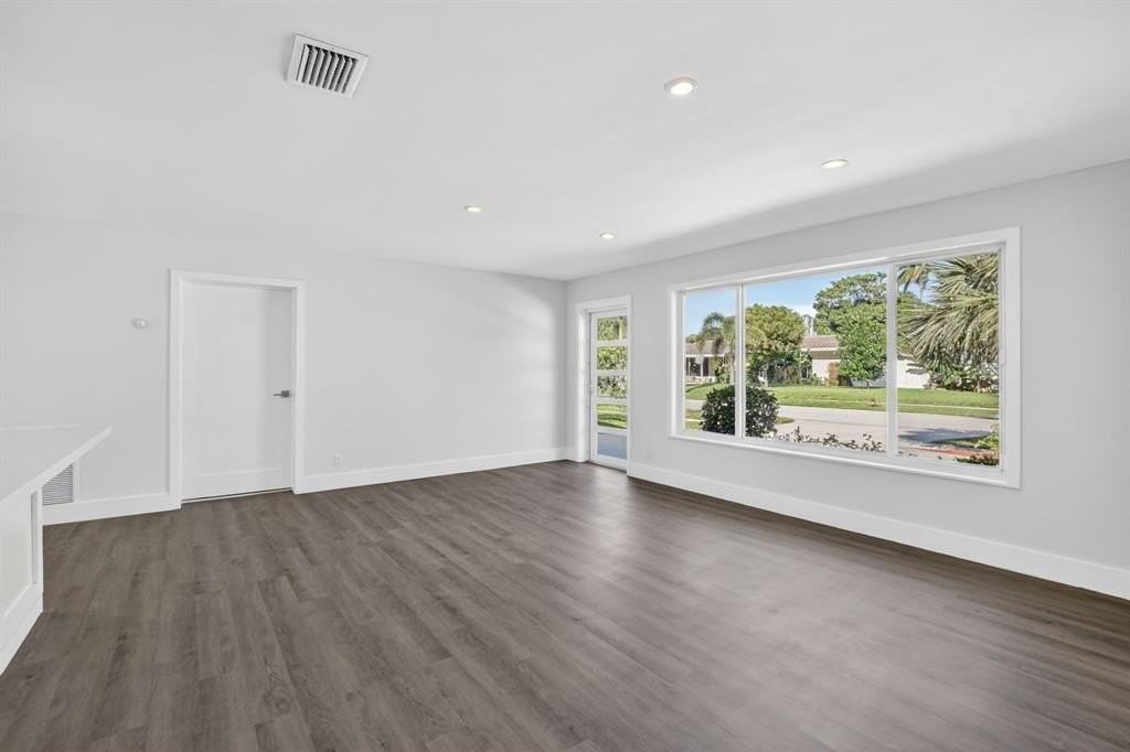 954 Se 7th St - Photo 5 of 37