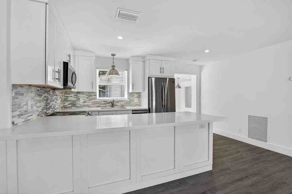 954 Se 7th St - Photo 6 of 37