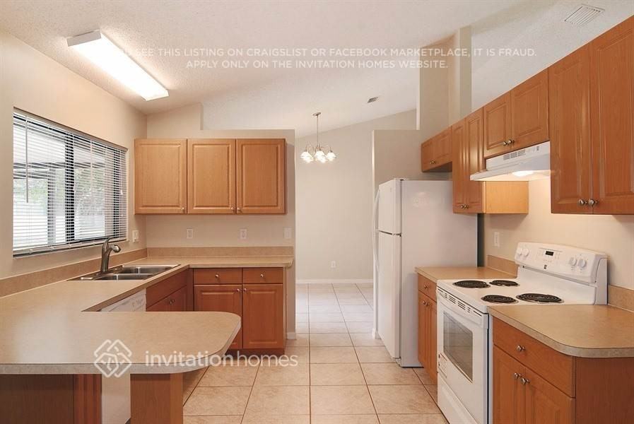 1649 Se Lorraine St - Photo 6 of 17