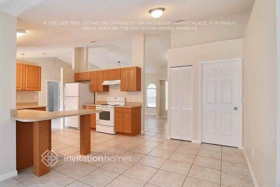 1649 Se Lorraine St - Photo 7 of 17