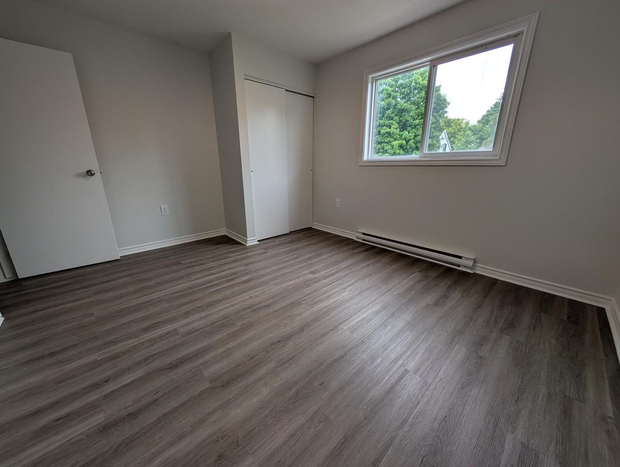 462 Henrietta Street - Photo 4 of 9