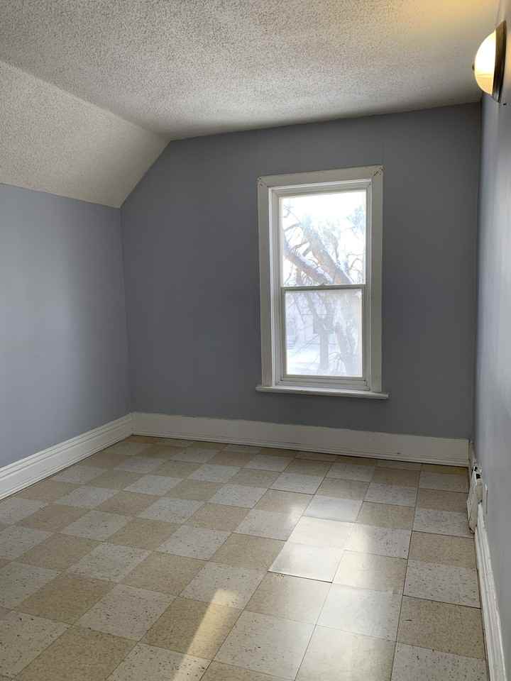 869 Bannatyne Ave - Photo 3 of 24