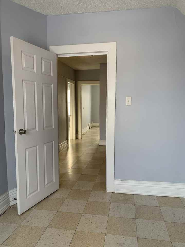 869 Bannatyne Ave - Photo 4 of 24