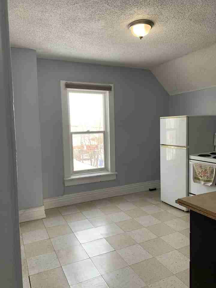 869 Bannatyne Ave - Photo 5 of 24