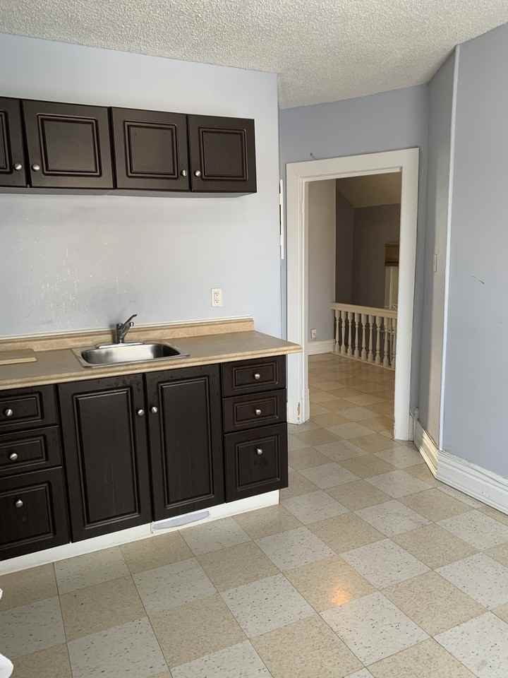 869 Bannatyne Ave - Photo 7 of 24