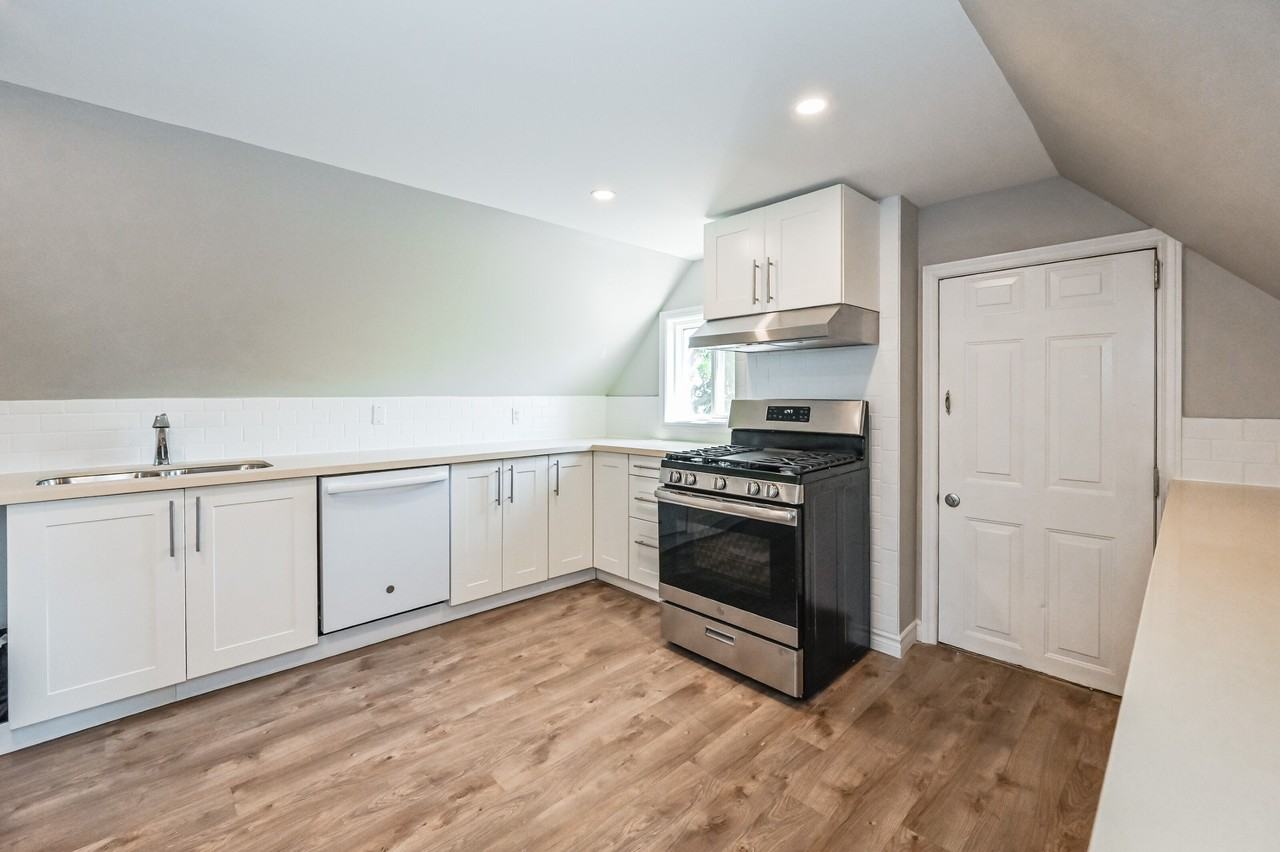 190 Lottridge St - Photo 3 of 33