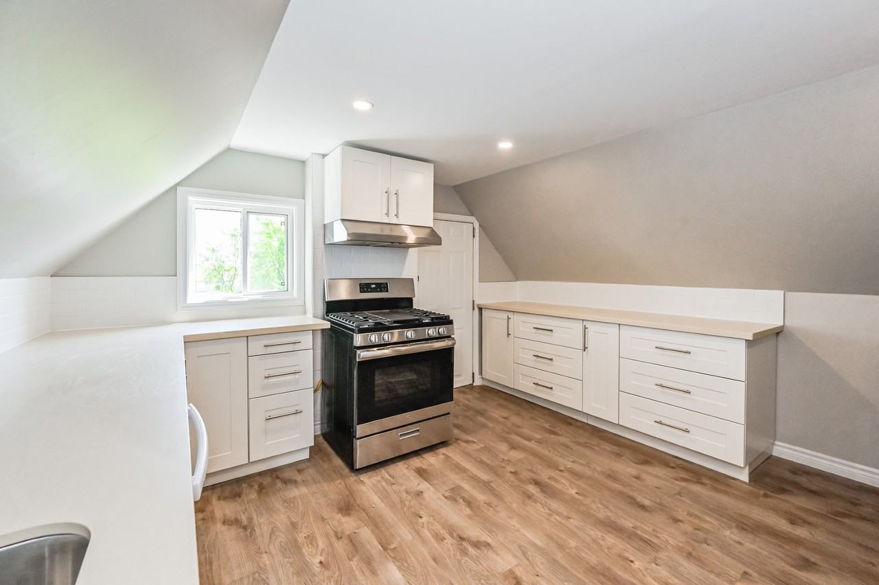 190 Lottridge St - Photo 7 of 33