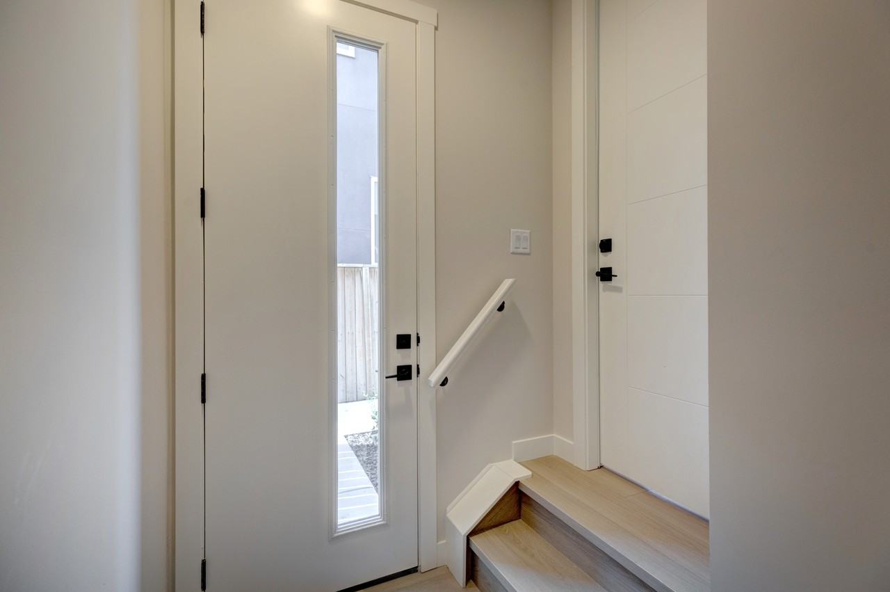 2405 4 St Ne - Photo 2 of 20