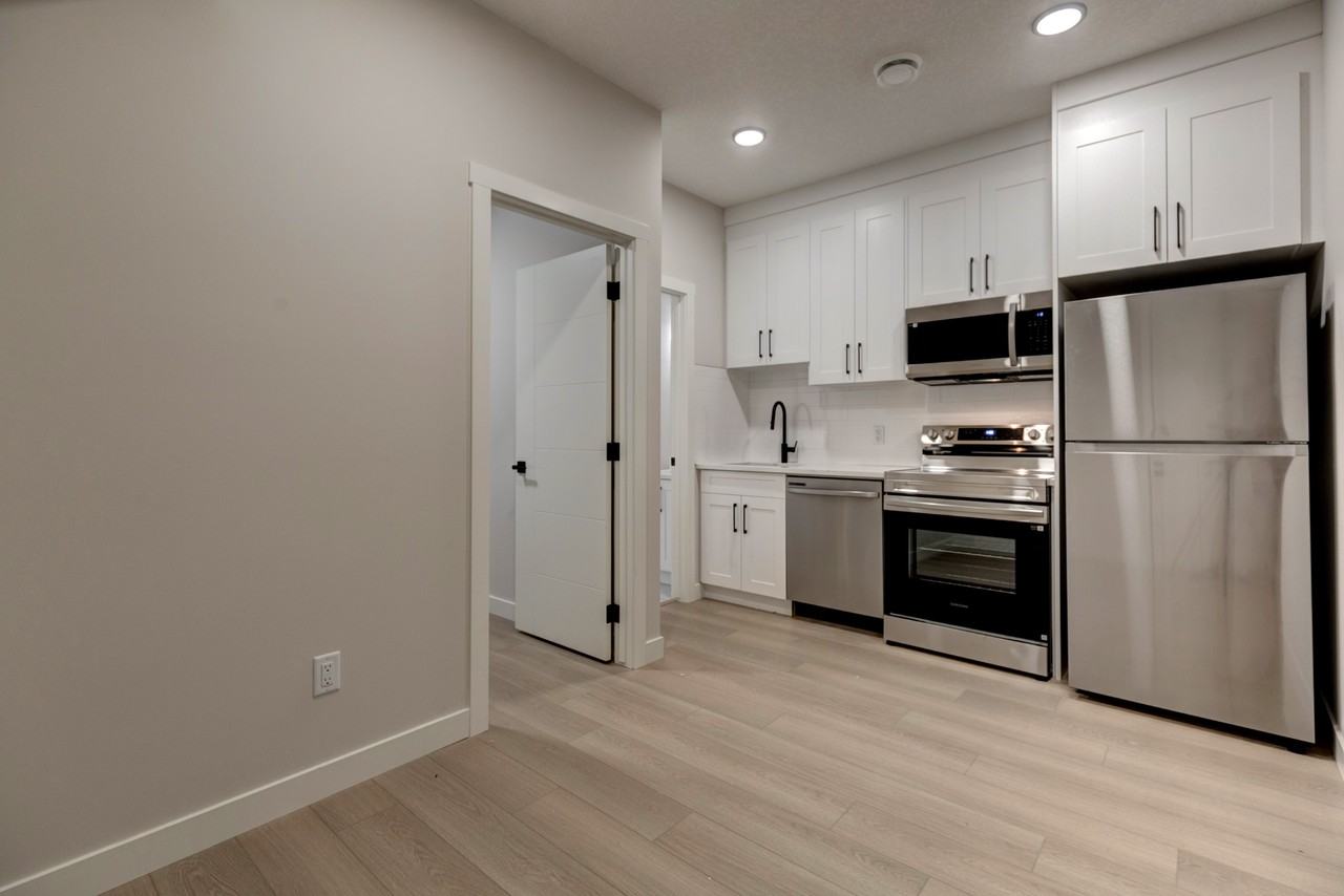 2405 4 St Ne - Photo 4 of 20