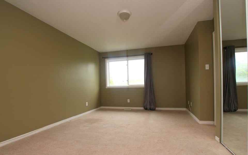 6075 Pineglade Cres - Photo 5 of 12