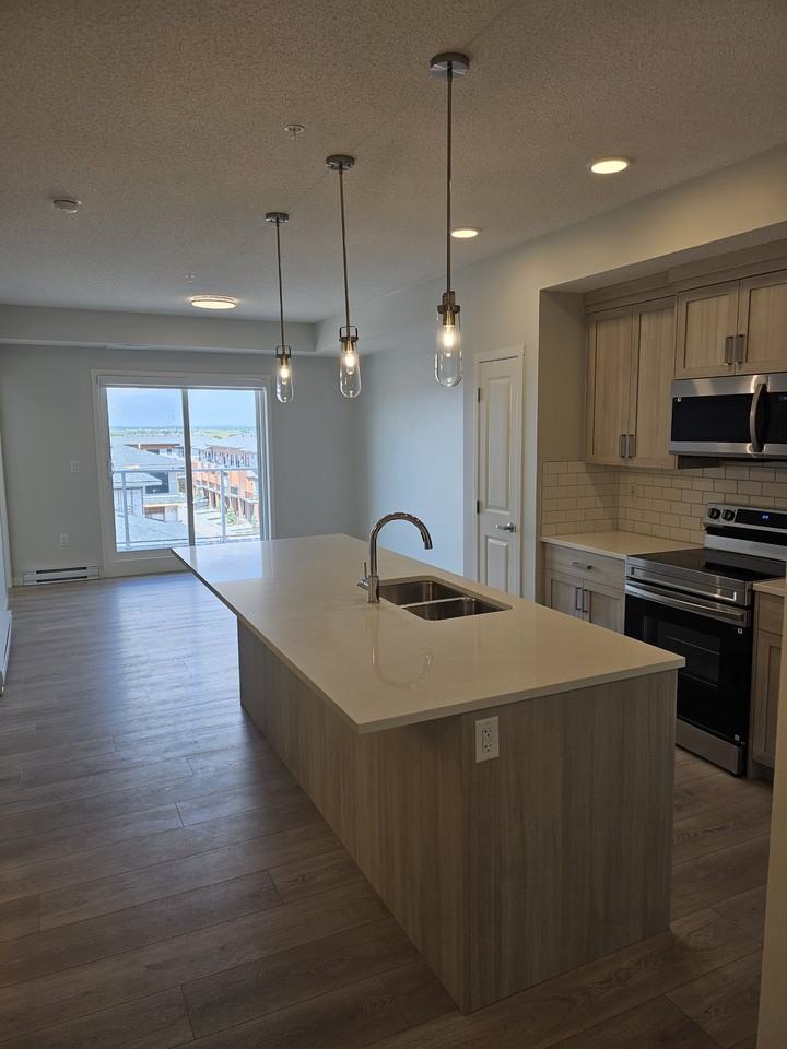 1 MONTHS FREE RENT!!! Modern 1 Bed Plus Den |  Top - Photo 7 of 30