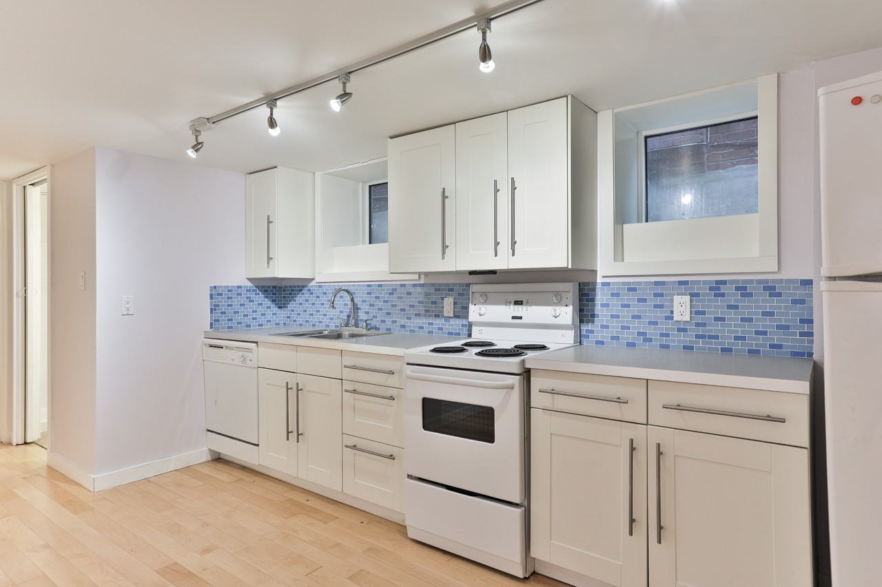 450 Markham St - Photo 2 of 17