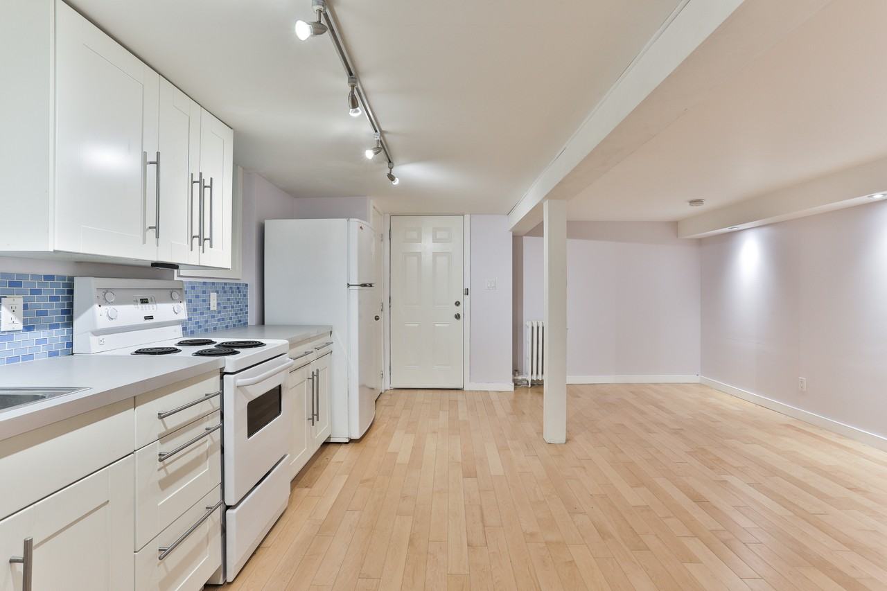 450 Markham St - Photo 4 of 17