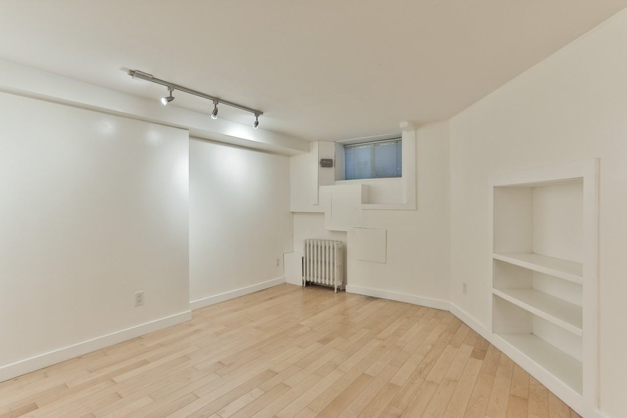 450 Markham St - Photo 6 of 17