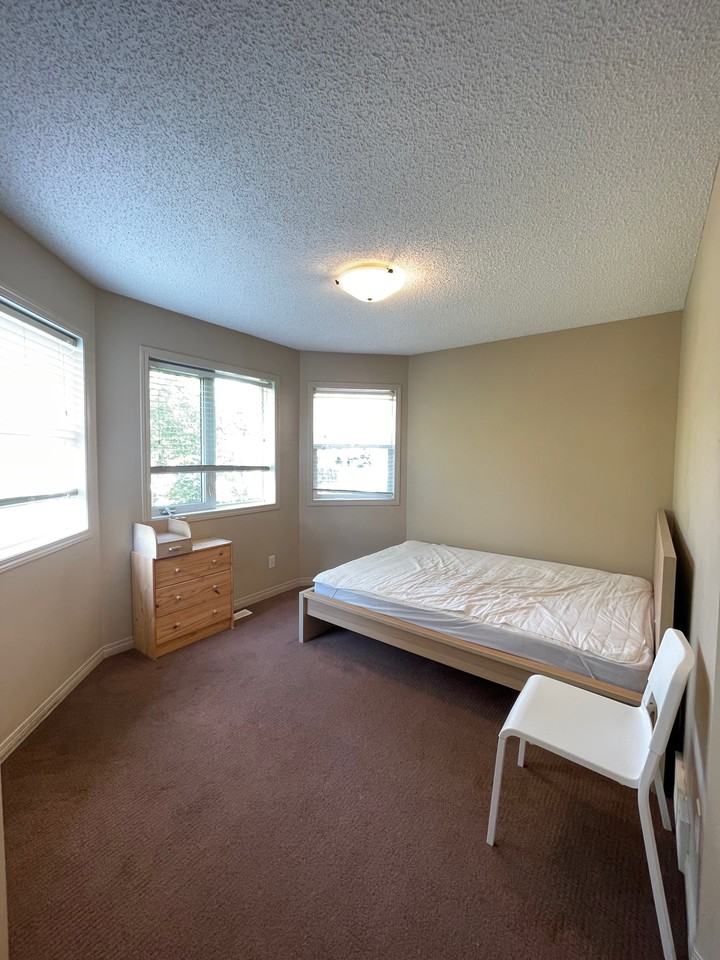 11438 76 Ave NW, Edmonton, AB - Photo 3 of 9