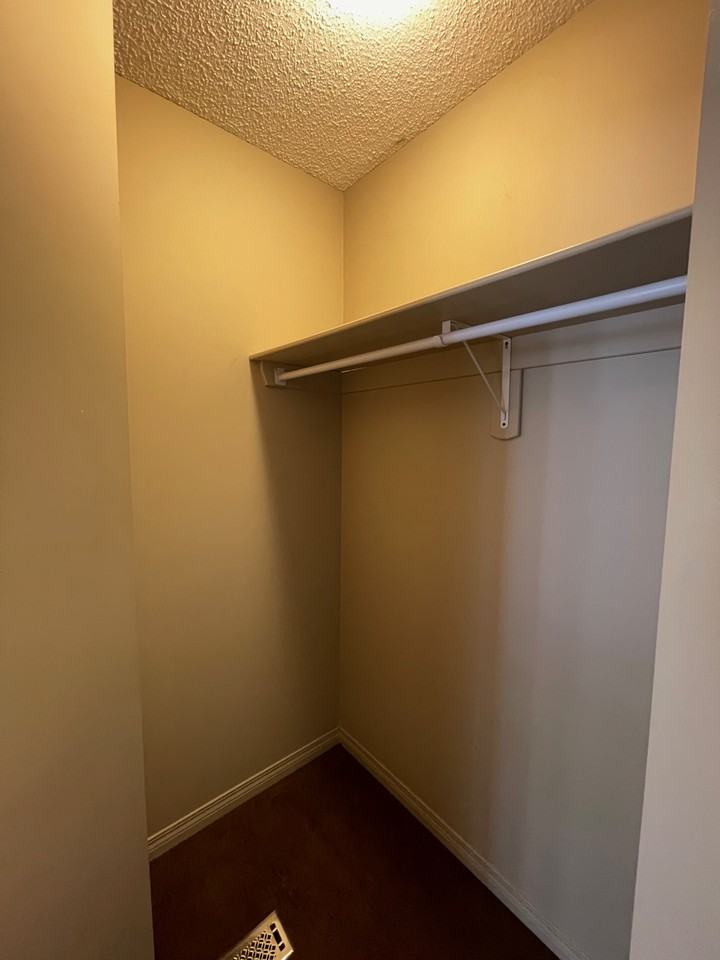 11438 76 Ave NW, Edmonton, AB - Photo 4 of 9