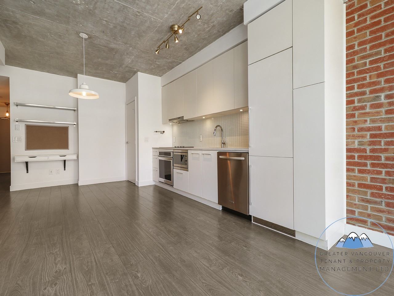 668 Columbia St - Photo 6 of 32