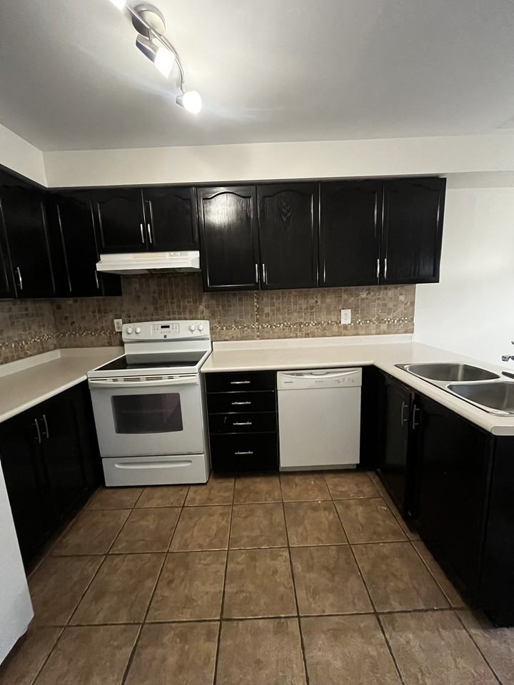 53 Pickett Cres - Photo 6 of 18