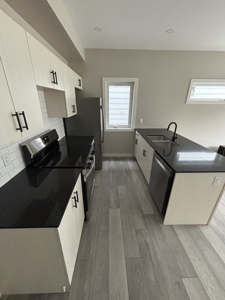 376 Home Street - Photo 2 of 20