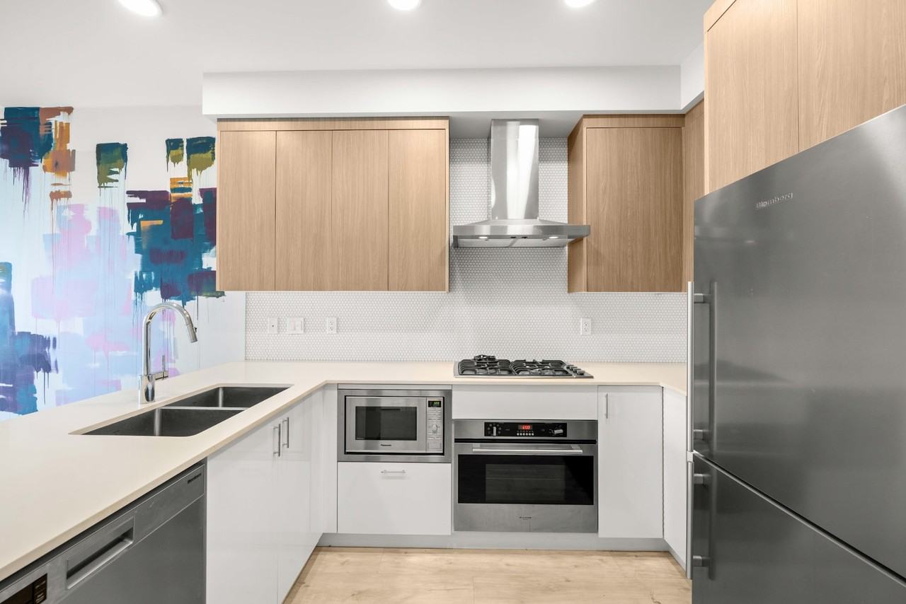 6283 Kingsway - Photo 3 of 39