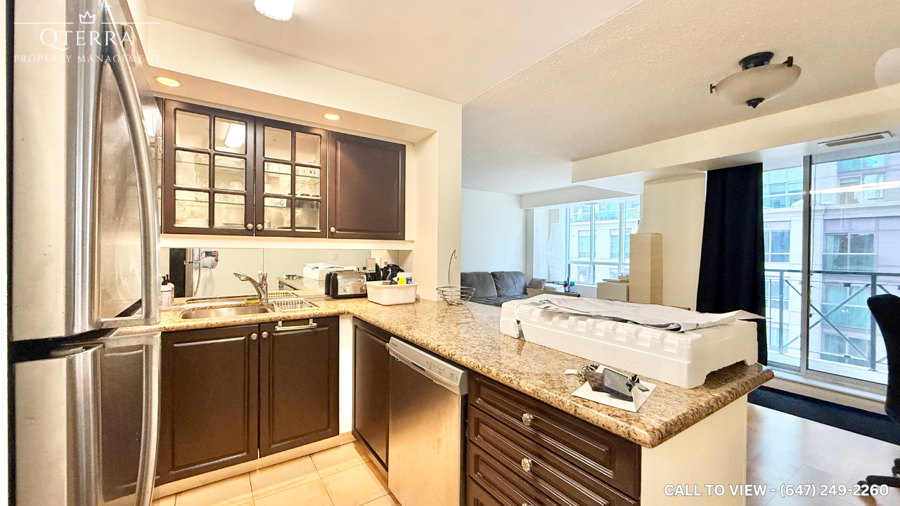 705-140 Simcoe St, Toronto, Ontario M5H 4E9 - Photo 2 of 21