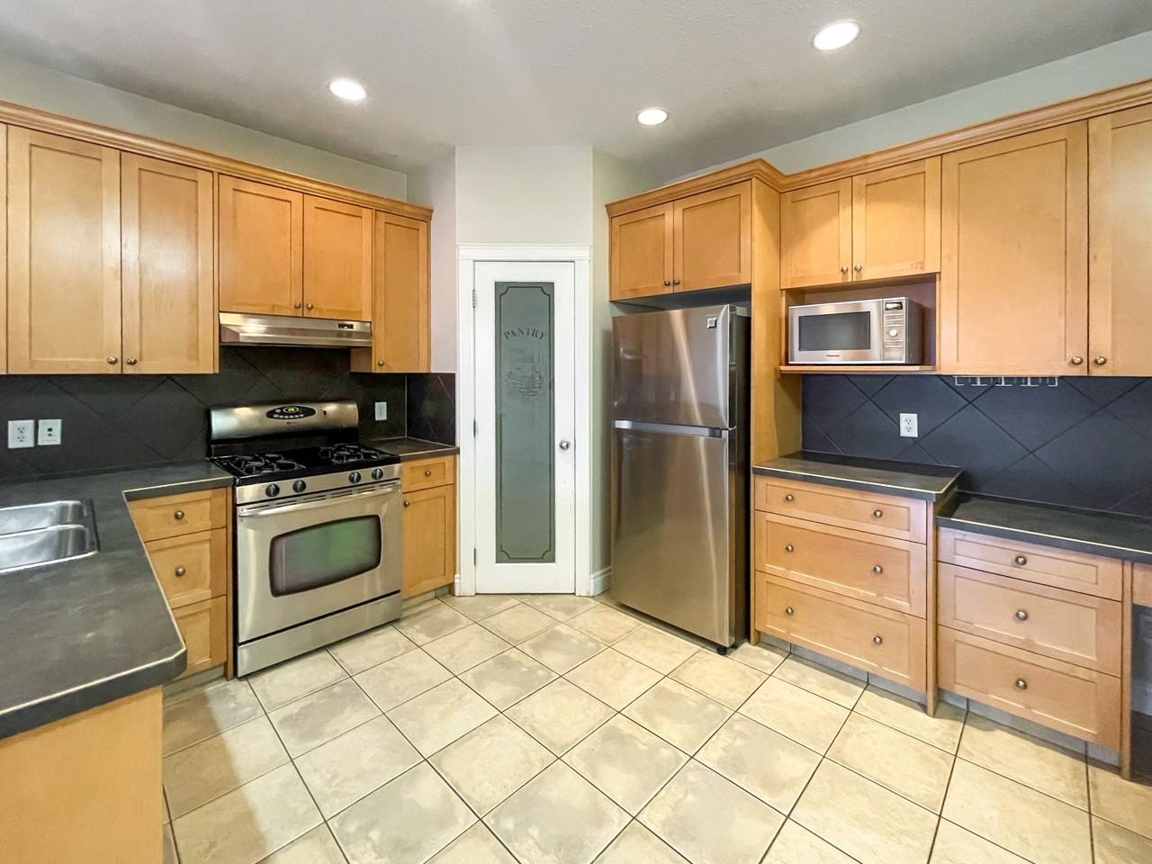 720 56 Ave SW - Photo 4 of 27