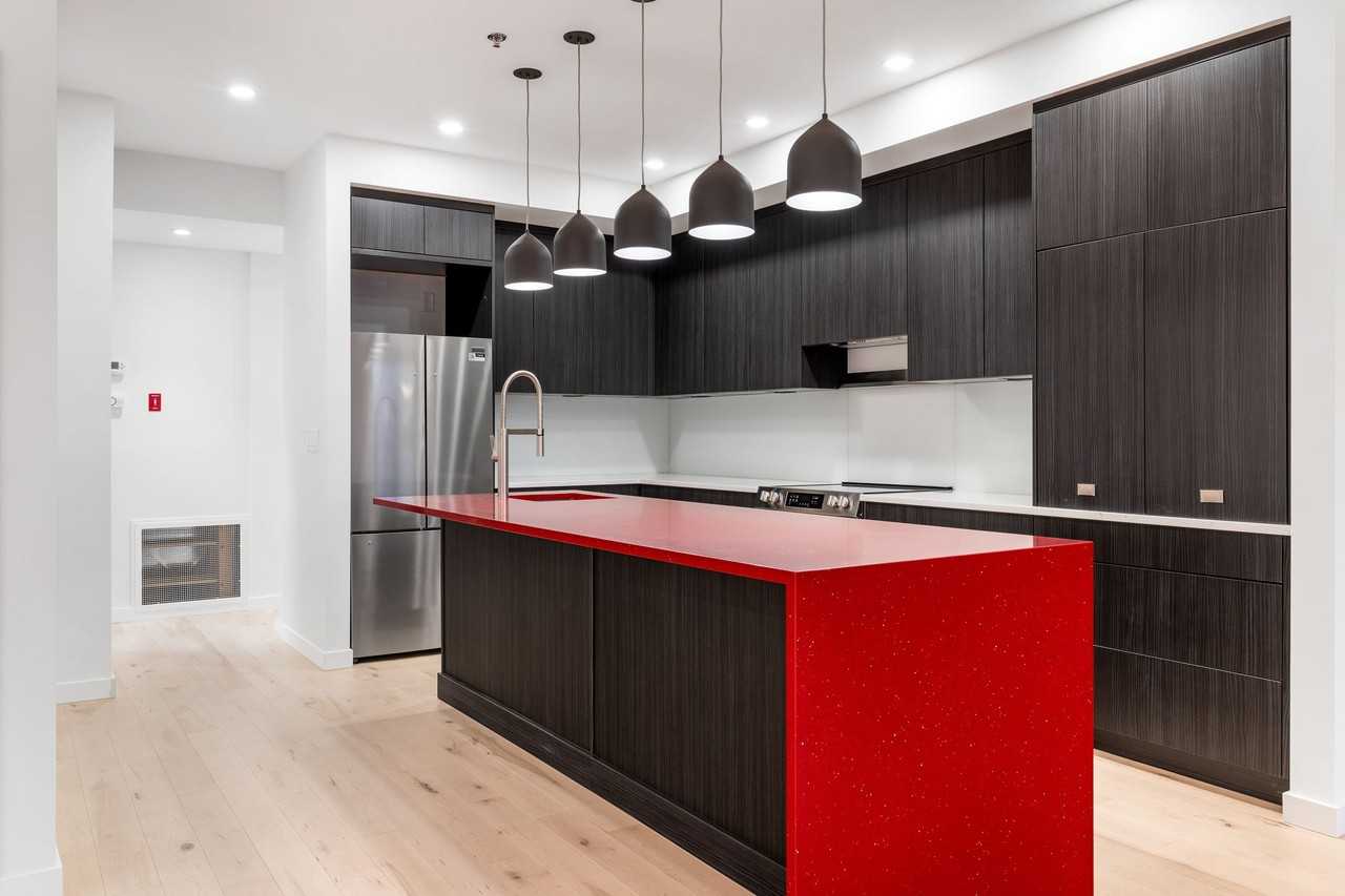 260 Wellington Crescent - Photo 3 of 50