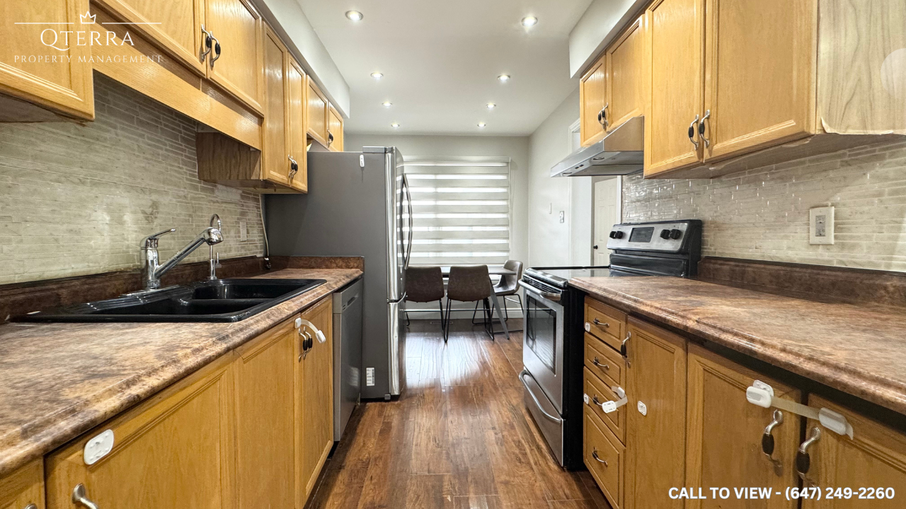 35 Jay St, Brampton, Ontario L6Z 3V5 - Photo 2 of 12