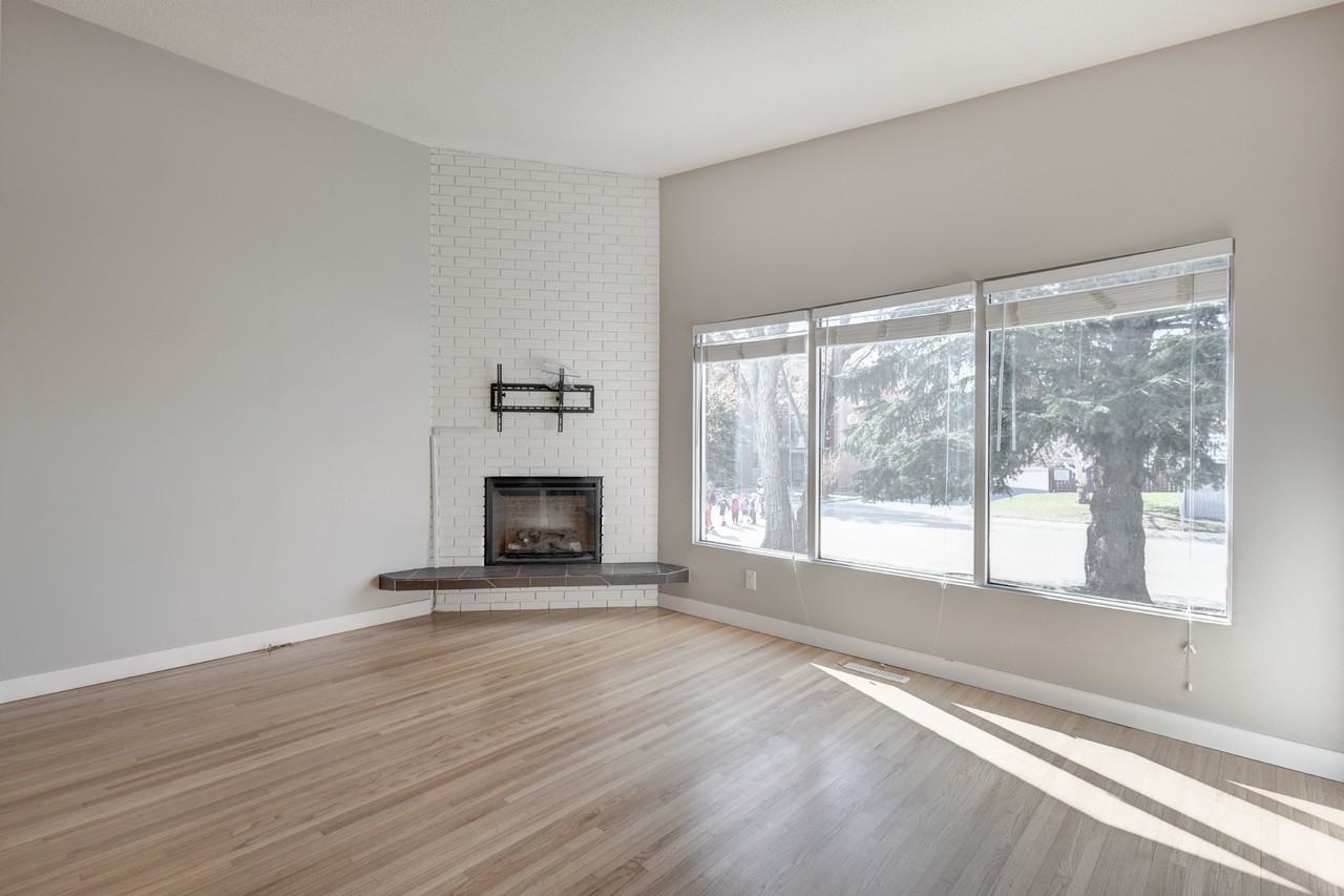 620 Kingsmere Cres Sw - Photo 2 of 28