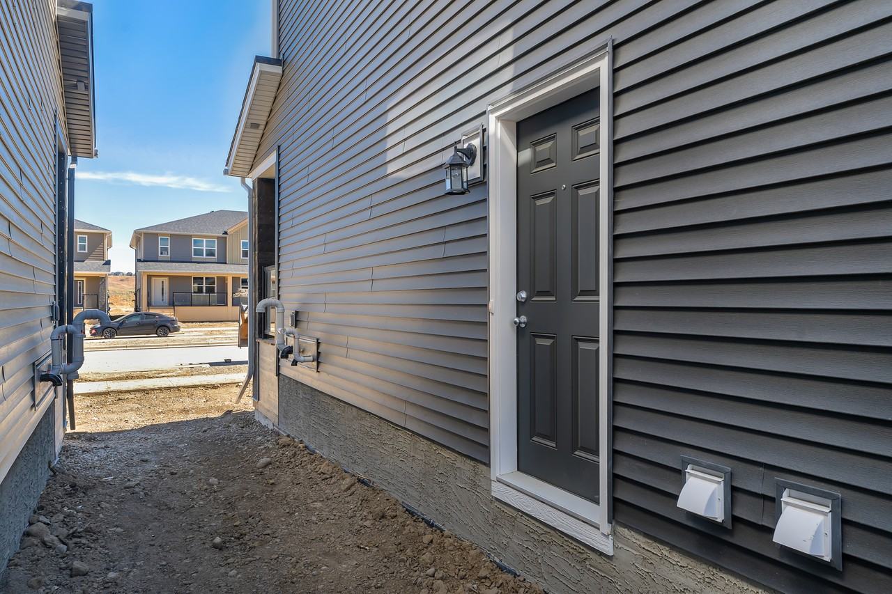 667 Wolf Willow Blvd Se - Photo 3 of 27