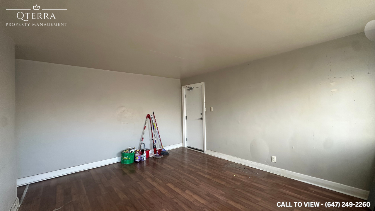 1007 Adelaide St N - Photo 3 of 17