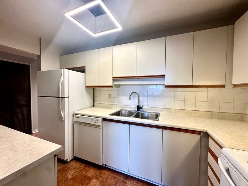 556 Laurier Ave W - Photo 5 of 14