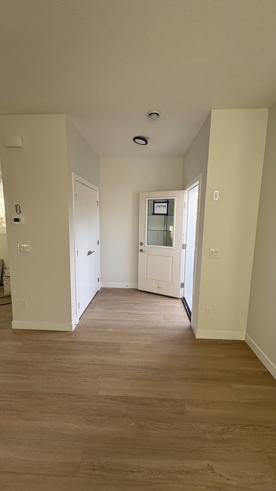 1527 51 St Se - Photo 3 of 38