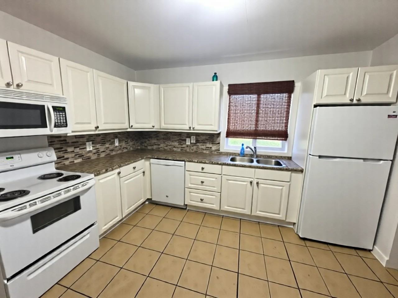 139 Harmony Ave - Photo 2 of 8