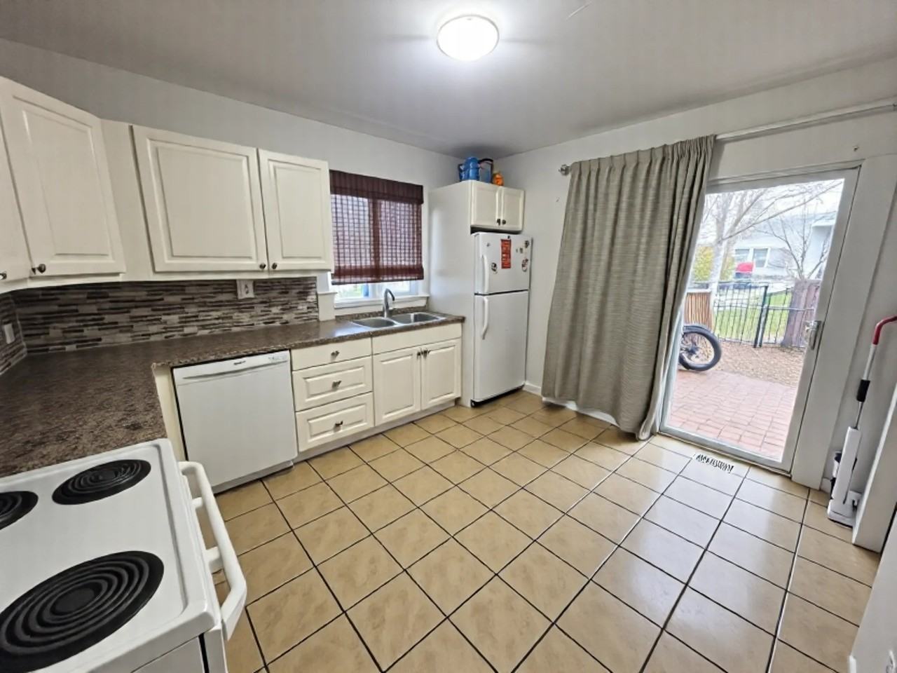 139 Harmony Ave - Photo 3 of 8