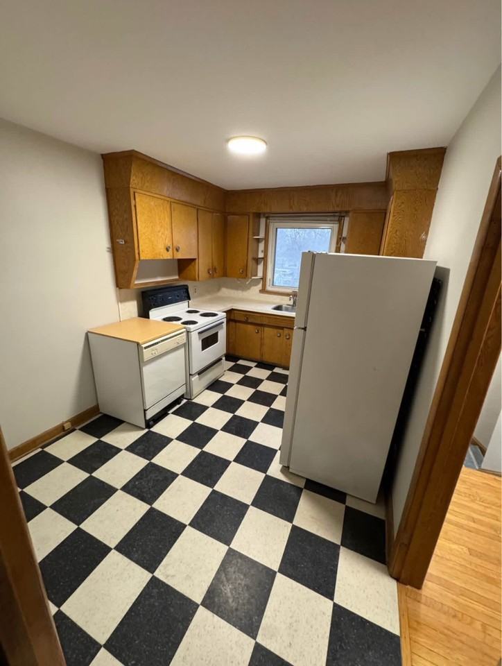 1081 Corydon Ave - Photo 3 of 24