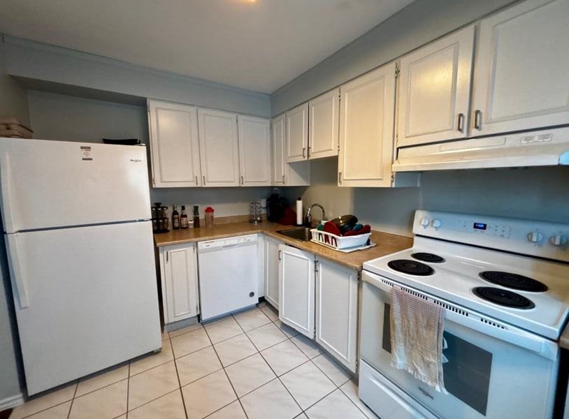 1299 Cedarcroft Cres - Photo 3 of 11