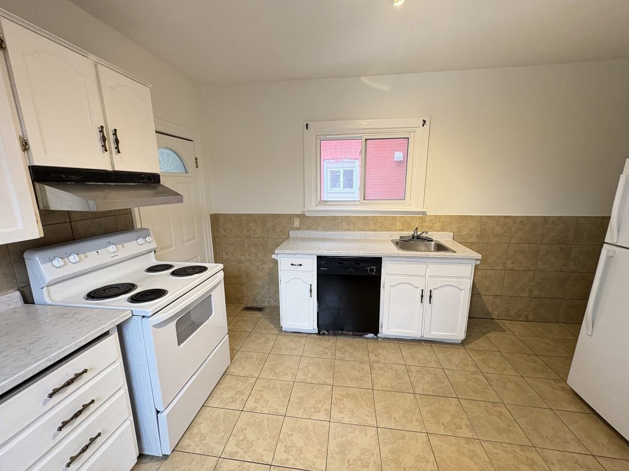 281 Wentworth St N - Photo 4 of 19