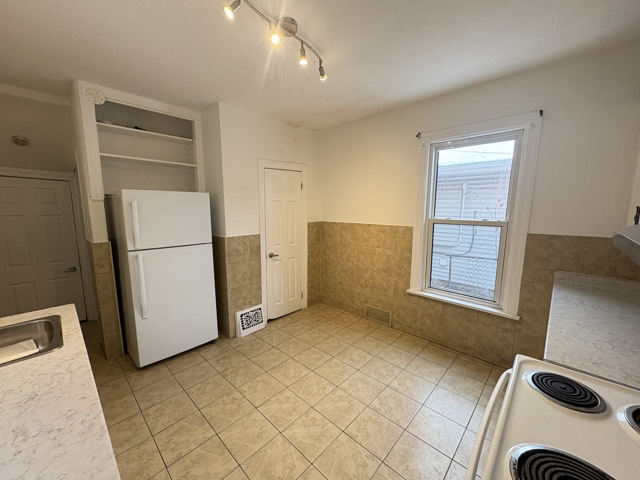 281 Wentworth St N - Photo 5 of 19